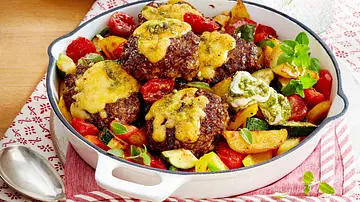 Pesto-Frikadellen mit Kartoffel-Gemüsepfanne Rezept - Foto: LECKER @ Bauer Media Group Pesto-Frikadellen mit Kartoffel-Gemüsepfanne Rezept - Foto: LECKER @ Bauer Media Group