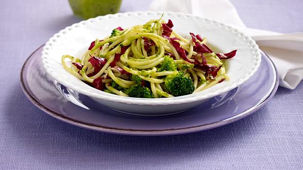 Pesto-Gemüse-Nudeln (Trennkost - Kohlenhydrate) Rezept - Foto: House of Food / Bauer Food Experts KG