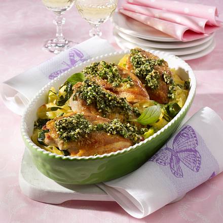 Pesto-Hähnchen auf Nudel-Zucchini-Bett Rezept Pesto-Hähnchen auf Nudel-Zucchini-Bett Rezept