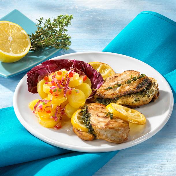 Pesto-Hähnchen mit buntem Kartoffelsalat Rezept Pesto-Hähnchen mit buntem Kartoffelsalat Rezept