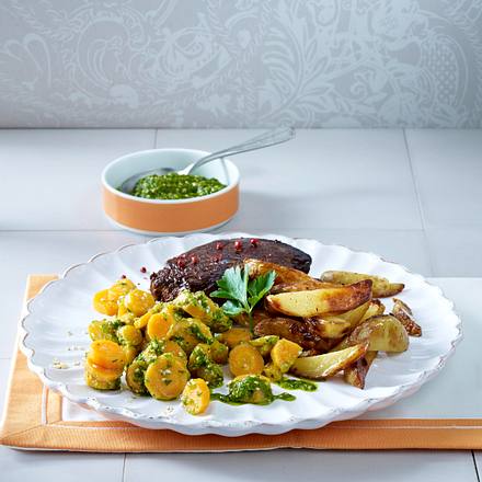 Pesto-Möhren zu Steak und Kartoffelspalten Rezept