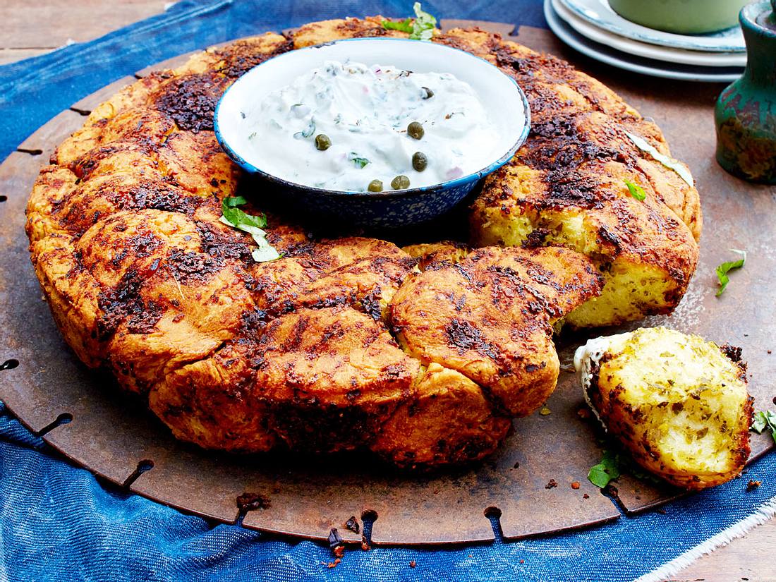 Pesto-Monkey-Bread mit Kräuterquark Rezept Pesto-Monkey-Bread mit Kräuterquark Rezept