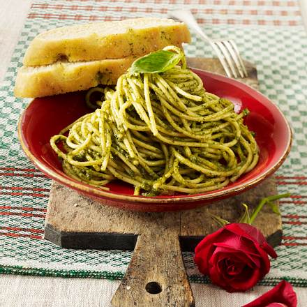 Pesto-Nudeln mit Focaccia Rezept