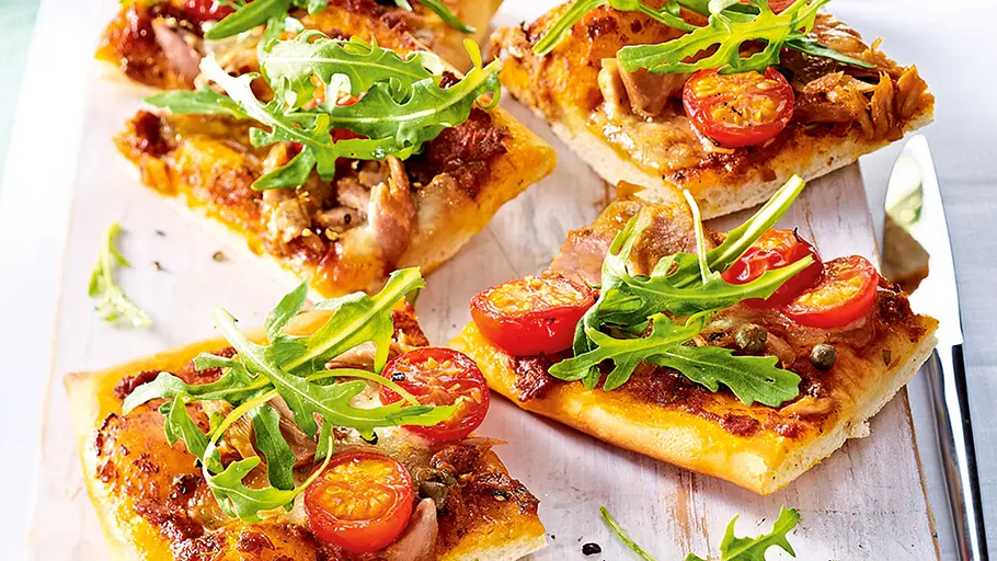 Pesto-Pizza mit Thunfisch und Kapern Rezept - Foto: LECKER @ Bauer Media Group Pesto-Pizza mit Thunfisch und Kapern Rezept - Foto: LECKER @ Bauer Media Group