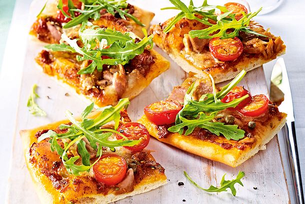 Pesto-Pizza mit Thunfisch und Kapern Rezept Pesto-Pizza mit Thunfisch und Kapern Rezept