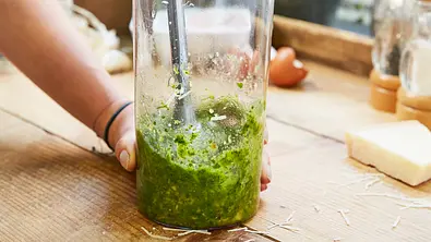 Pesto selber machen - Foto: LECKER @ Bauer Media Group