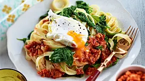 Pesto-Tagliatelle mit Spinat und pochiertem Ei Rezept - Foto: LECKER @ Bauer Media Group