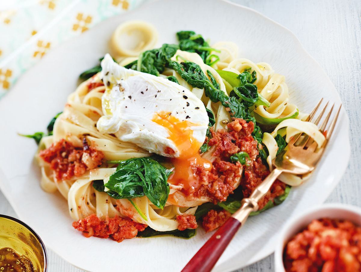 Babyspinat-Rezepte: Tagliatelle mit Spinat und pochiertem Ei