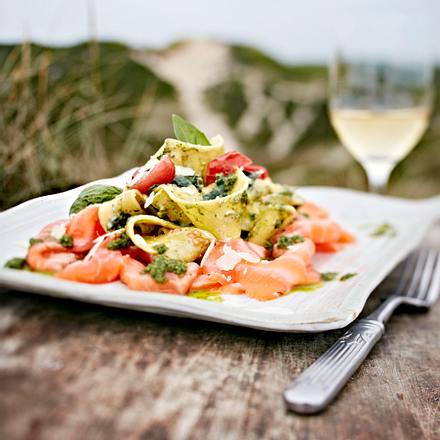 Pestonudeln mit Wildlachs und Tomaten Rezept Pestonudeln mit Wildlachs und Tomaten Rezept