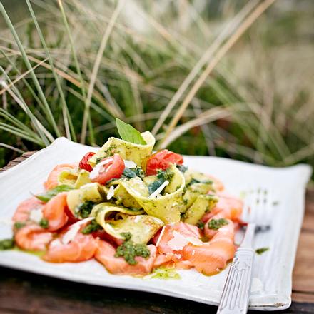 Pestonudeln mit Wildlachs und Tomaten Rezept Pestonudeln mit Wildlachs und Tomaten Rezept