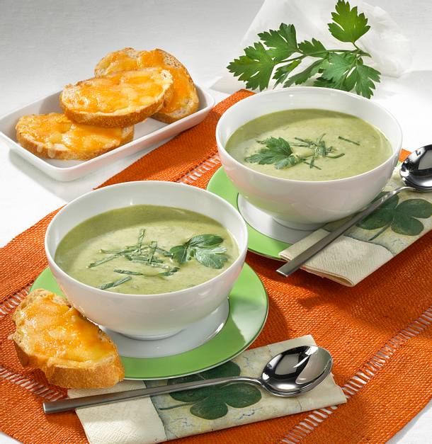 Petersilien-Creme-Suppe mit Käse-Baguette Rezept | LECKER