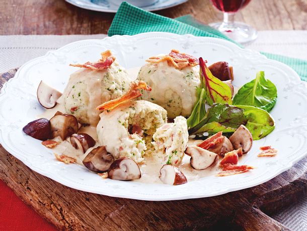 Petersilien-Speck-Knödel mit Pilzrahm Rezept Petersilien-Speck-Knödel mit Pilzrahm Rezept