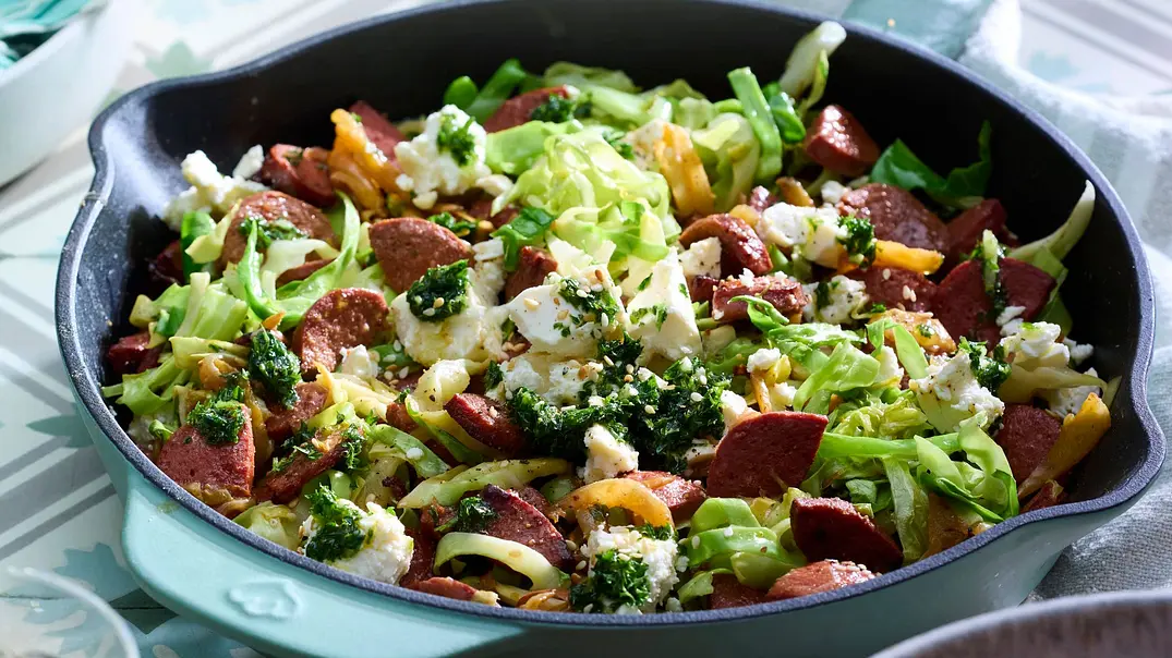 Herzhafte Pfanne mit gebratener Sucuk, grüner Petersilie, Lauch und Feta, serviert in groben Stücken. - Foto: LECKER @ Bauer Media Group