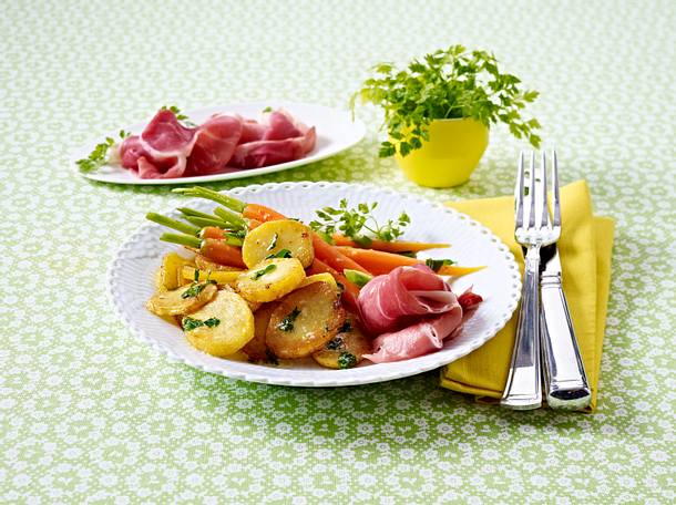 Petersilienkartoffeln mit glasierten Möhren und Katenschinken Rezept Petersilienkartoffeln mit glasierten Möhren und Katenschinken Rezept