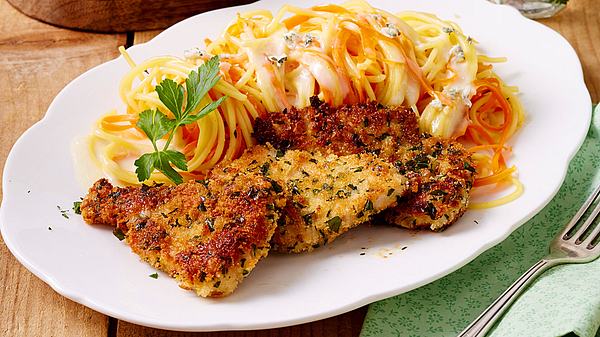 Petersilienschnitzel zu Blauschimmel-Käsesoße mit Möhren-Spaghetti Rezept - Foto: House of Food / Bauer Food Experts KG