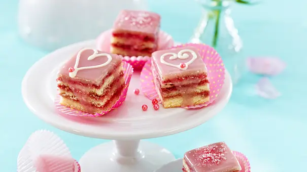 Petit Fours mit Kirschgelee Rezept - Foto: LECKER @ Bauer Media Group Petit Fours mit Kirschgelee Rezept - Foto: LECKER @ Bauer Media Group