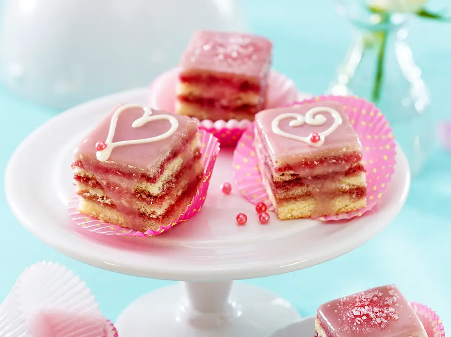Petit Fours mit Kirschgelee Rezept Petit Fours mit Kirschgelee Rezept