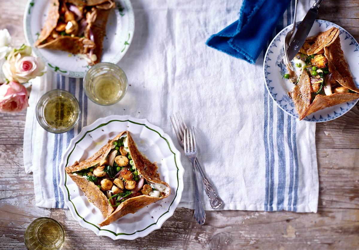 Petites galettes bretonnes (gefüllte Buchweizenpfannkuchen mit Pilz-Spinat-Gemüse) Rezept