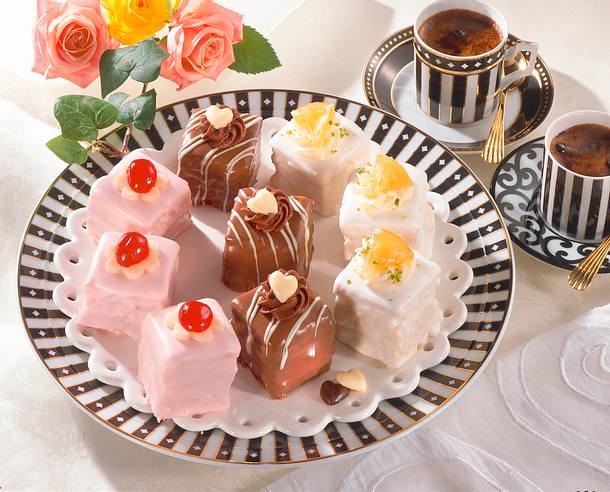 Petits fours mit drei verschiedenen Füllungen Rezept Petits fours mit drei verschiedenen Füllungen Rezept