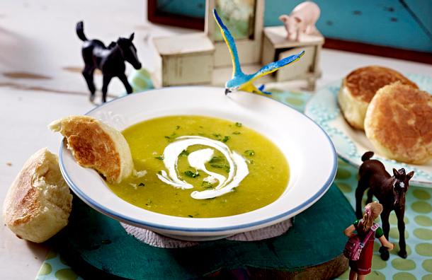 Pfälzer Dampfnudeln mit Kartoffelsuppe mit Creme fraiche Rezept Pfälzer Dampfnudeln mit Kartoffelsuppe mit Creme fraiche Rezept