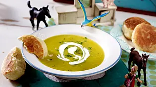 Pfälzer Dampfnudeln mit Kartoffelsuppe Rezept - Foto: LECKER @ Bauer Media Group Pfälzer Dampfnudeln mit Kartoffelsuppe Rezept - Foto: LECKER @ Bauer Media Group