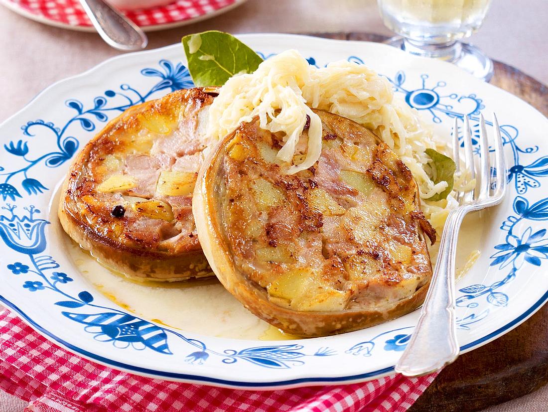 Pfälzer Saumagen mit Rahmsauerkraut und Bratkartoffeln (nach Alt-Bundeskanzler Helmut Kohl) Rezept Pfälzer Saumagen (nach Alt-Bundeskanzler Helmut Kohl) Rezept