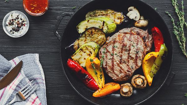 Pfanne für Gasgrill mit gegrilltem Fleisch und Gemüse - Foto: iStock/Prostock-Studio