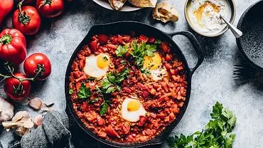 Pfanne mit Deckel mit Shakshuka - Foto: iStock/alvarez Pfanne mit Deckel mit Shakshuka - Foto: iStock/alvarez