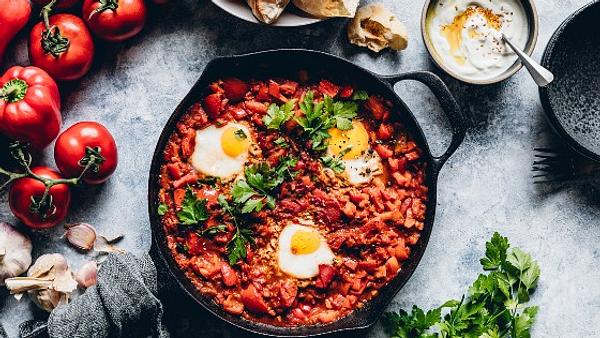 Pfanne mit Deckel mit Shakshuka - Foto: iStock/alvarez