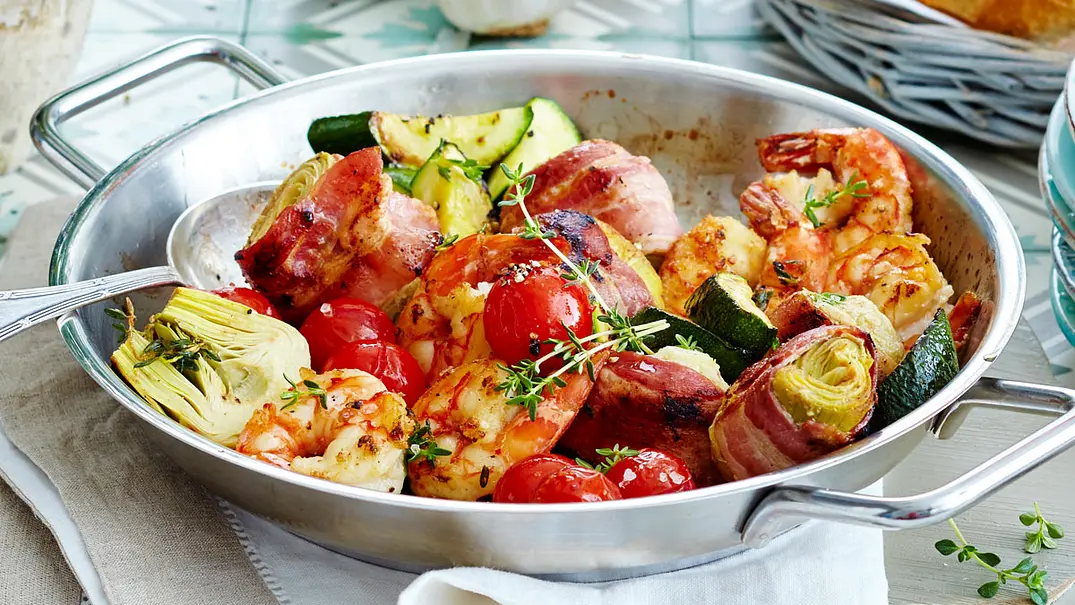 Pfanne mit Kirschtomaten, Scampis und Speck-Artischocken Rezept - Foto: LECKER @ Bauer Media Group Pfanne mit Kirschtomaten, Scampis und Speck-Artischocken Rezept - Foto: LECKER @ Bauer Media Group