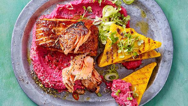 Pfannen-Lachs mit Polenta-Ecken und Pink Hummus Rezept - Foto: House of Food / Bauer Food Experts KG