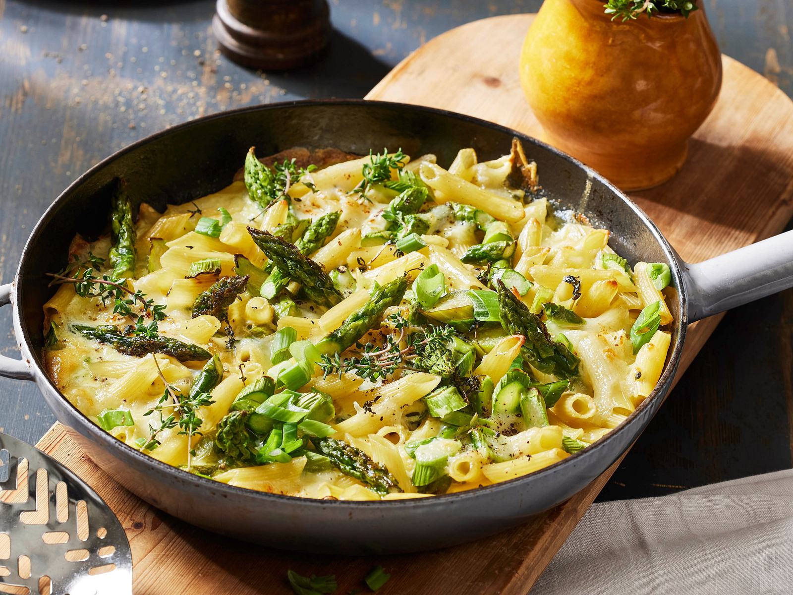 Pfannen-Auflauf mit Nudeln und grünem Spargel | LECKER