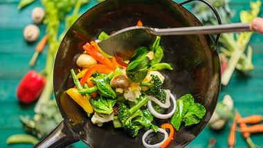Buntes, frisches Gemüse in einer Pfanne, die geschwenkt wird - Foto: iStock/enviromantic