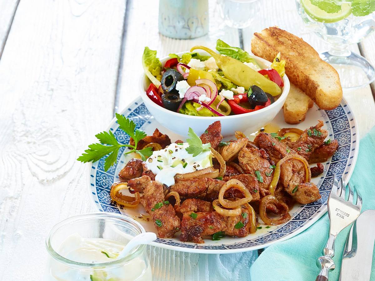 Pfannengyros mit Bauernsalat und Fladenbrot Rezept