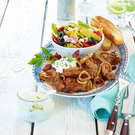 Pfannengyros mit Bauernsalat und Fladenbrot Rezept Pfannengyros mit Bauernsalat und Fladenbrot Rezept