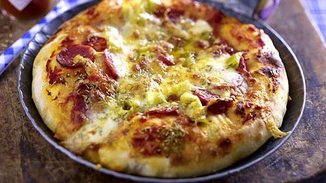 Pfannenpizza mit Salami Rezept - Foto: House of Food / Bauer Food Experts KG