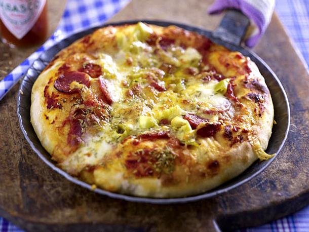 Pfannenpizza mit Salami Rezept Pfannenpizza mit Salami Rezept
