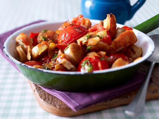 Pfannentomaten mit Bratwurst und Röstbrot Rezept Pfannentomaten mit Bratwurst und Röstbrot Rezept