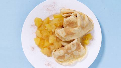 Pfannkuchen mit Apfelmus Rezept - Foto: House of Food / Bauer Food Experts KG