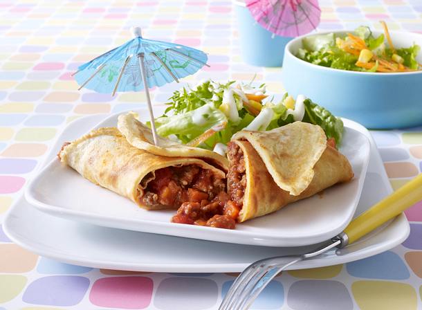 Pfannkuchen mit Bolognesefüllung mit Salatbeilage Rezept Pfannkuchen mit Bolognesefüllung mit Salatbeilage Rezept