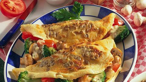 Pfannkuchen mit Broccolifüllung Rezept - Foto: House of Food / Bauer Food Experts KG