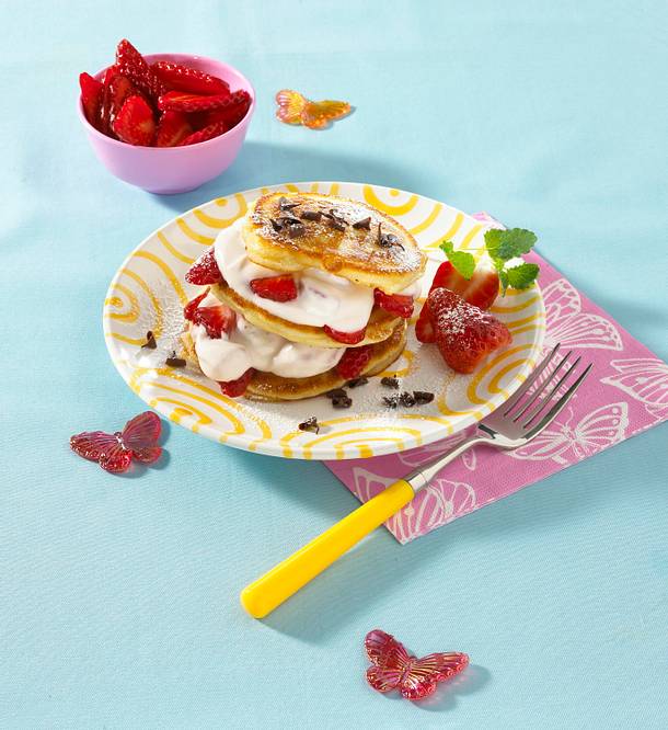 Pfannkuchen mit Erdbeer-Quarkcreme Rezept | LECKER