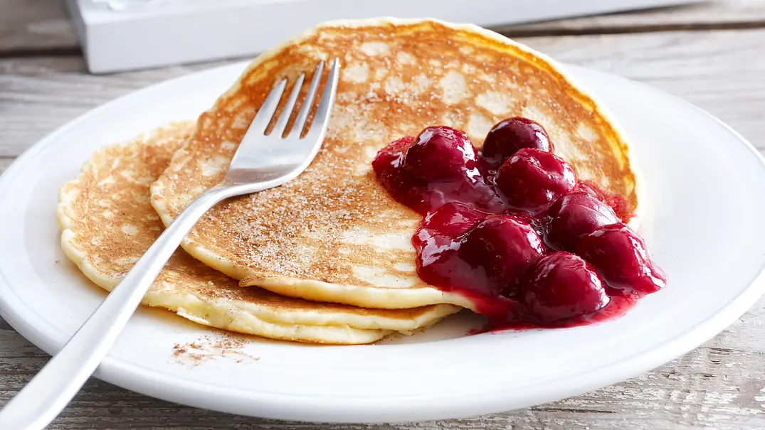 Pfannkuchen mit heißen Kirschen Rezept - Foto: LECKER @ Bauer Media Group Pfannkuchen mit heißen Kirschen Rezept - Foto: LECKER @ Bauer Media Group