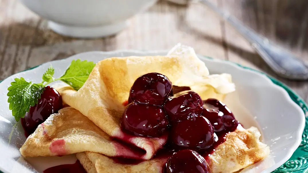 Pfannkuchen mit Kirsch-Kompott Rezept - Foto: LECKER @ Bauer Media Group Pfannkuchen mit Kirsch-Kompott Rezept - Foto: LECKER @ Bauer Media Group