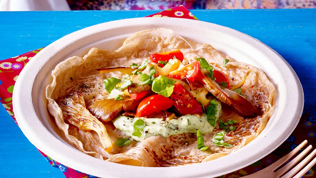 Pfannkuchen mit Kräutercreme und Austernpilzen (vegan) Rezept - Foto: LECKER @ Bauer Media Group Pfannkuchen mit Kräutercreme und Austernpilzen (vegan) Rezept - Foto: LECKER @ Bauer Media Group