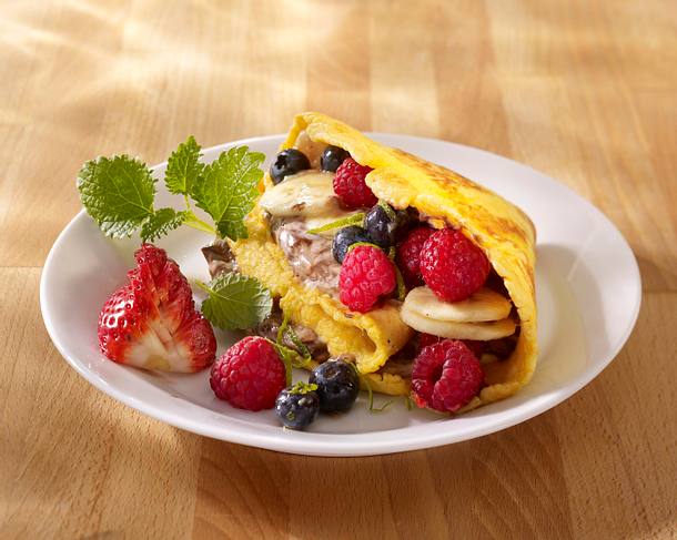 Pfannkuchen mit marinierten Beeren, Bananen und Nougat-Creme fraiche (4 mal anders) Rezept Pfannkuchen mit marinierten Beeren, Bananen und Nougat-Creme fraiche (4 mal anders) Rezept