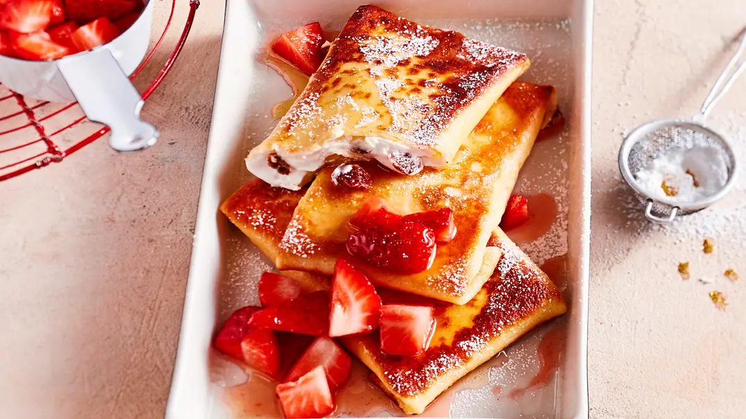 Pfannkuchen-Päckchen mit Quark und Erdbeer-Salsa Rezept - Foto: LECKER @ Bauer Media Group Pfannkuchen-Päckchen mit Quark und Erdbeer-Salsa Rezept - Foto: LECKER @ Bauer Media Group