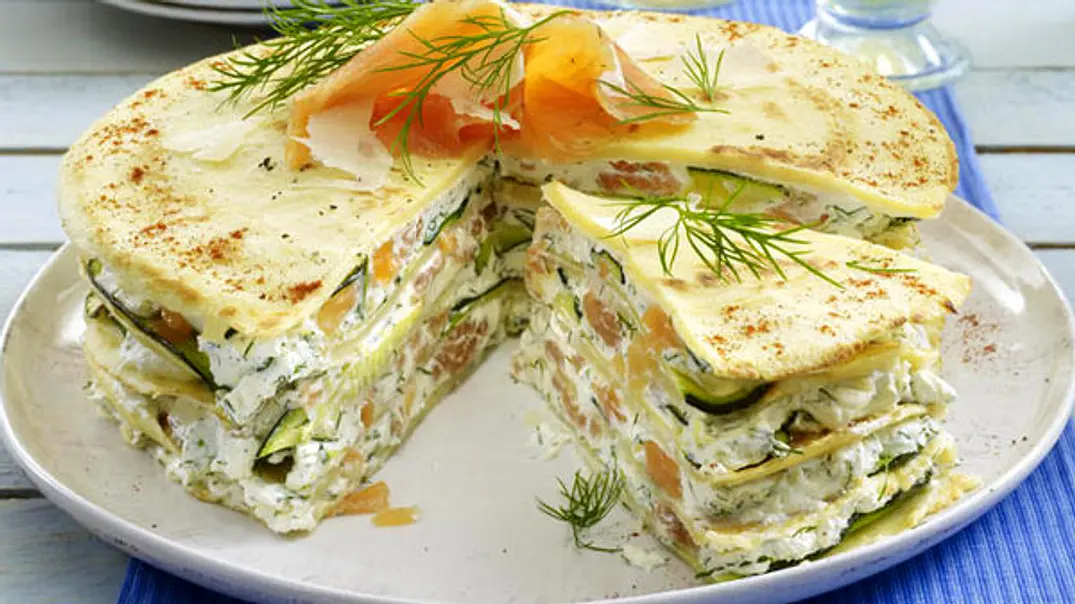 Pfannkuchen-Torte mit Lachs Rezept - Foto: LECKER @ Bauer Media Group Pfannkuchen-Torte mit Lachs Rezept - Foto: LECKER @ Bauer Media Group