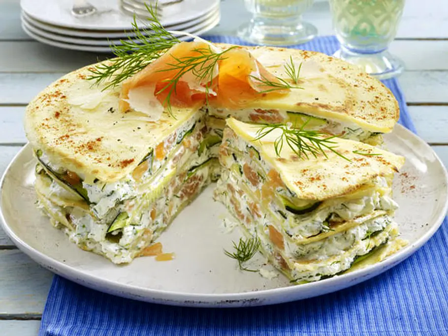 Pfannkuchen-Torte mit Lachs Rezept Pfannkuchen-Torte mit Lachs Rezept