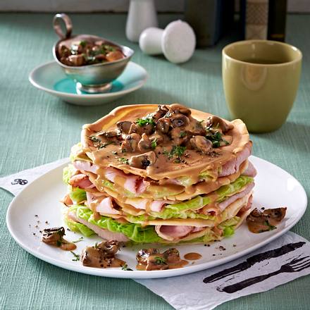 Pfannkuchen-Turm mit Kasseler-Aufschnitt, Wirsing und Champignonrahm Rezept Pfannkuchen-Turm mit Kasseler-Aufschnitt, Wirsing und Champignonrahm Rezept